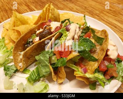 Vegane Tacos im Restaurant Veggie Grill in Seattle, Washington, USA. Stockfoto