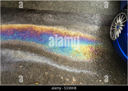 Rainbow Benzin verschüttet Stockfoto