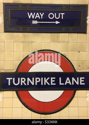London Underground Turnpike Lane Station emaillierte Rundel und Abfahrtsschild mit Originalfliese Stockfoto