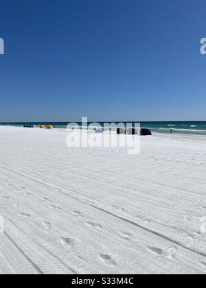 Weißer Sandstrand an einem Wintertag mit Strandhütten und Blick auf das smaragdgrüne Wasser des Golfs von Mexiko Stockfoto