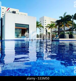 Im Infinity-Pool des Turquoize Tower, Hyatt Ziva, Cancun, Quintana Roo, Yucatan Peninsula, Mexiko Stockfoto