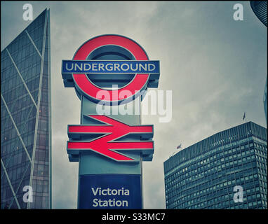 Die ikonischen und berühmten Schilder der British Rail und London Underground am Bahnhof Victoria. Treffpunkt der Circle, District & Victoria Lines. Fotowredit - © COLIN HOSKINS. Stockfoto