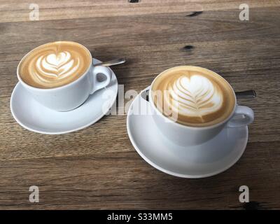 Zwei Tassen flacher weißer Kaffee Stockfoto