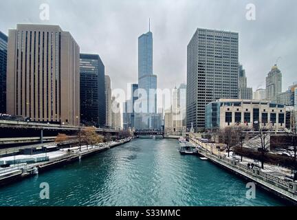 Downtown Chicago mit Trump International Hotel and Tower entlang der Küste des Chicago River Stockfoto