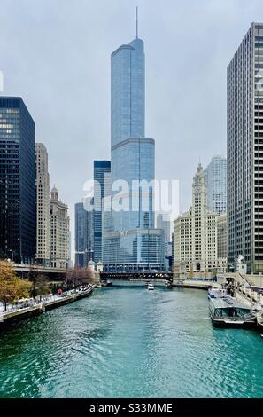 Trump International Hotel und Türme entlang des Chicago River in der Innenstadt von Chicago Stockfoto