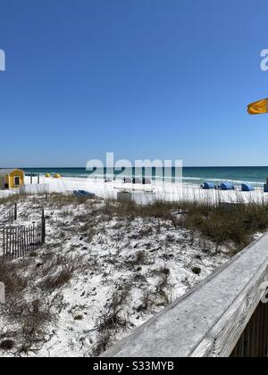 Blick auf weißen Strand, Strandhütten und smaragdfarbenes Wasser an einem Wintertag am Strand Stockfoto