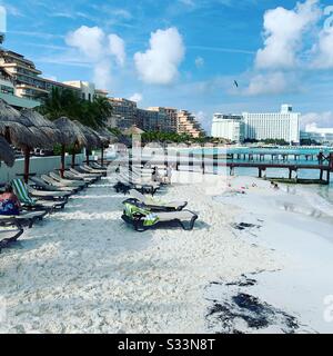 Liegen an einem der Strände im Hyatt Ziva Resort, Hotel Zone, Cancun, Quintana Roo, Yucatan Peninsula, Mexiko Stockfoto