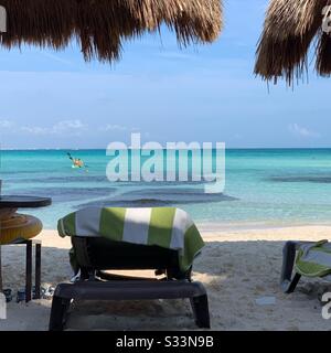 Schattige liegen am Strand vor dem Hyatt Ziva Resort, Cancun, Quintana Roo, Yucatan Peninsula, Mexikanisch Stockfoto