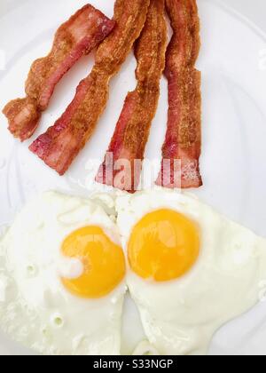 Ketogenes Frühstück mit Spiegelei und Speck Stockfoto