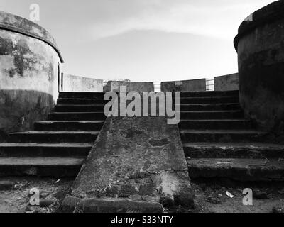 Ein teilweiser Blick auf das Fort mit Stufen - Palakkad Tipu Sultan Fort im Herzen von Palakkad - die Antike nutzte dieses Gebiet zur Überwachung feindlicher Eindringlinge - es ist ein Touristenziel - schwarz und weiß Stockfoto