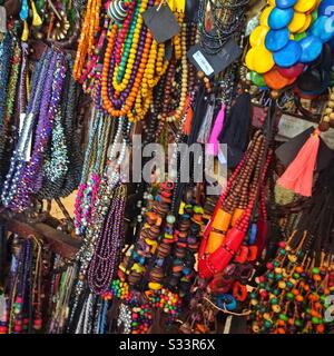 Perlen Halsketten und Bangles zum Verkauf im Souvenirshop, Candidasa, Bali, Indonesien Stockfoto