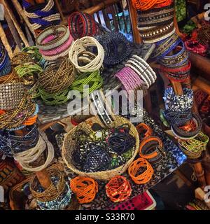 Perlen Halsketten und Bangles zum Verkauf im Souvenirshop, Candidasa, Bali, Indonesien Stockfoto