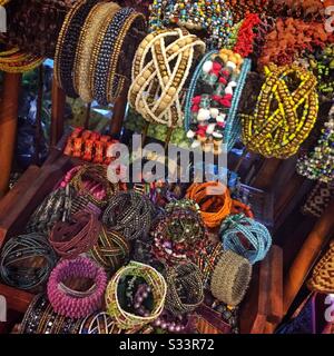 Perlen Halsketten und Bangles zum Verkauf im Souvenirshop, Candidasa, Bali, Indonesien Stockfoto