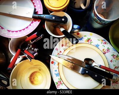 Verschmutztes Spülen ist bereit für die Reinigung. Stockfoto