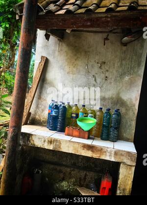 Benzin zum Verkauf in wiederverwendeten Kunststoff-Wasserflaschen, Candidasa, Bali, Indonesien Stockfoto