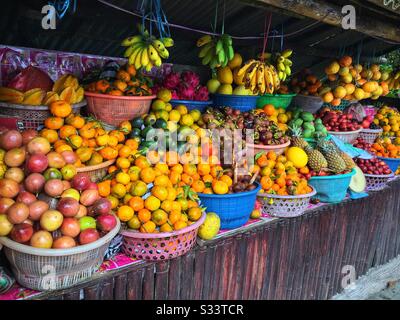 Lokal angebautes tropisches Obst zum Verkauf am Aussichtspunkt über den Batur-See, Bali, Indonesien Stockfoto