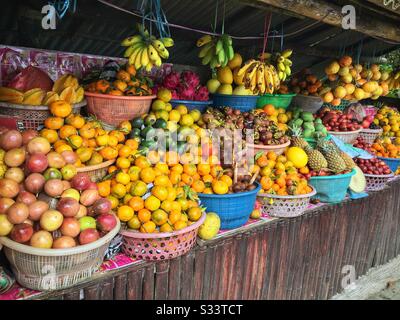 Lokal angebautes tropisches Obst zum Verkauf am Aussichtspunkt über den Batur-See, Bali, Indonesien Stockfoto