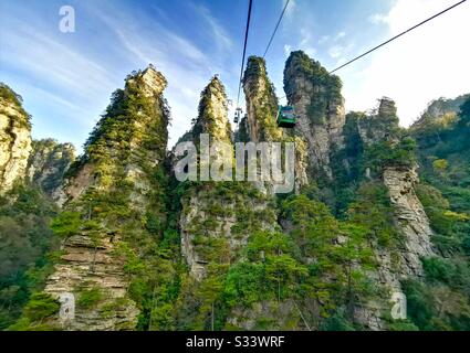 Seilbahn, die die Berge im Zhangjiajie National Forest in Hunan, China, erklimmt. Stockfoto