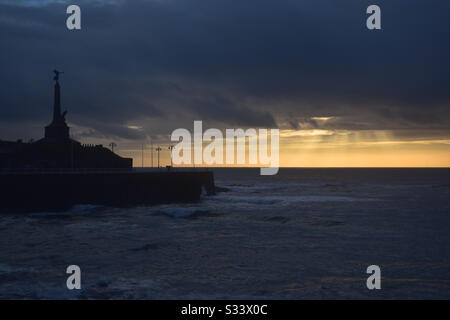 Die Sonne scheint an einem Freitagabend in Aberystwyth, West Wales, Großbritannien, glänzend durch die Wolken.An diesem Wochenende Wird es Regenprognosen geben, also seien Sie vorbereitet. Freitag, 6. März. Rose Voon/Alamy Live News Stockfoto