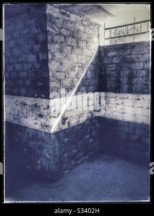 Schwarz-Weiß-Foto von abstrakten Linien im Parkhaus. Stockfoto