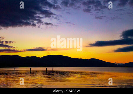 Sonnenuntergang über Loch Lomond, Schottland. Stockfoto