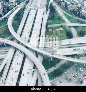 Blick auf die Autobahnen, während Sie in Richtung Norman Y. Mineta San Jose International Airport, Kalifornien, Vereinigte Staaten abfahren Stockfoto