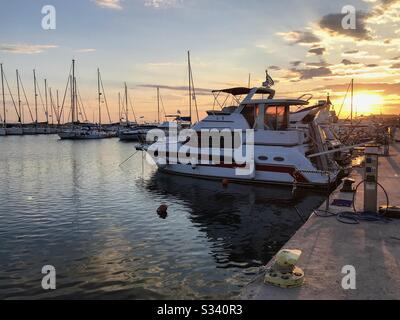 Blick auf den Hafen von Nikiti bei Sonnenuntergang. Halbinsel Chalkidiki Sithonia, Zentralmakedonien, Griechenland. Stockfoto