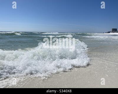 Große abstürzende Wellen am Strand Stockfoto