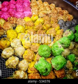 Verschiedene Dim Sum Knödel zum Verkauf in Jalan Alor, einem hawker Lebensmittelmarkt in Bukit Bintang, Kuala Lumpur, Malaysia Stockfoto