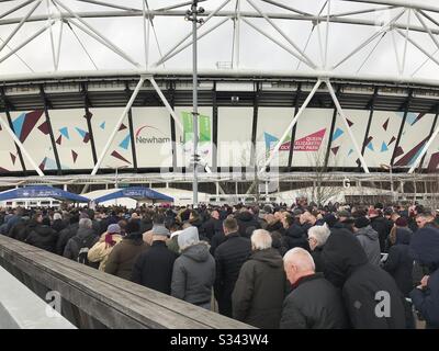 Menschenmassen außerhalb des letzten Spiels der West Ham United Premier League im Olympiastadion London - aufgrund von Coronavirus sind Massenveranstaltungen nicht möglich Stockfoto