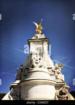 Ein Nahschuss zum Victoria Memorial, The Mall, London. Unter einem farbenfrohen blauen Himmel mit Flugzeug-Schmuggeln Stockfoto