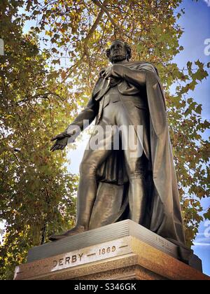 Ein niedriger Winkelschuss der Statue des Earl of Derby auf dem Parliament Square, London im Herbst. Die Skulptur von Matthew Noble wurde im Jahr 1874 fertiggestellt Stockfoto