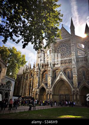 Ein hintergrundbeleuchteter Blick auf die Nordeingangsfassade der Westminster Abbey, London. Mit gotischem Rosettenfenster Stockfoto