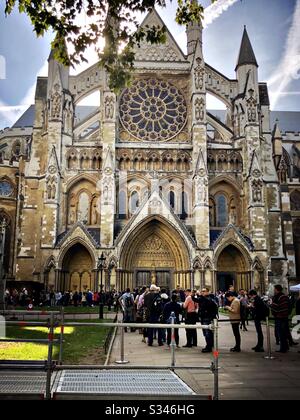 Ein Blick auf Touristen, die in der Eingangsfassade des North Entrance von Westminster Abbey, London, Schlange stehen Stockfoto