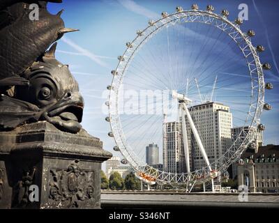 In der Nähe des Westminster Pier ist eine Fischskulptur zu sehen, die im Hintergrund einen verschwommenen Blick auf das Londoner Auge hat Stockfoto