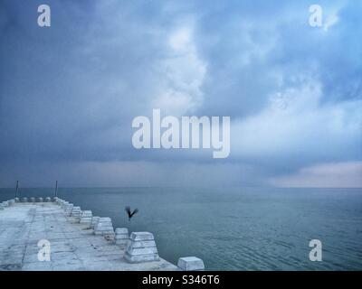 Ein Morgenregen quietschte über den Ozean in Batu Ferringhi, Penang, Malaysia Stockfoto