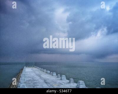 Ein Morgenregen quietschte über den Ozean in Batu Ferringhi, Penang, Malaysia Stockfoto