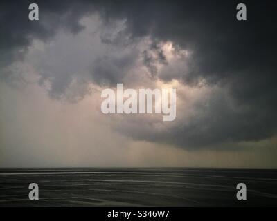 Ein Morgenregen quietschte über den Ozean in Batu Ferringhi, Penang, Malaysia Stockfoto