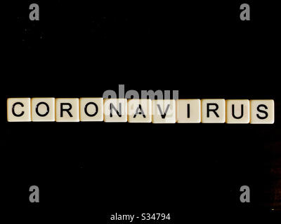 Coronavirus Wort mit Buchstabenkacheln Stockfoto