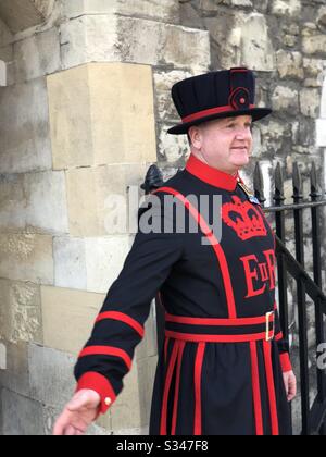 Ein Beefeater, Yeoman Warder, am Tower of London Stockfoto