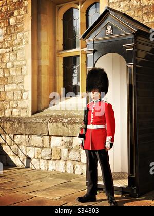 Scots Guard Sentry im Jewel House, Waterloo Block, Tower of London. Heimstadion der Kronjuwelen. UNESCO-Weltkulturerbe. Stockfoto