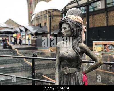 Bronzestatue der britischen Sängerin Amy Winehouse in Stables Market, Camden Town, London Stockfoto