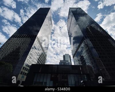 LOS ANGELES, CA, FEBRUAR 2020: zwei Wolkenkratzer haben sich am City National Plaza im Financial District Downtown gegen einen bewölkten Himmel silhouettiert Stockfoto