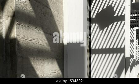 Abstraktes Muster, das durch Schatten auf Betonaußenwänden erzeugt wird Stockfoto