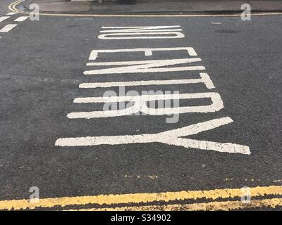 Keine Straßenmarkierungen in weißer Farbe auf einer Straßenoberfläche an einer Kreuzung in Großbritannien Stockfoto