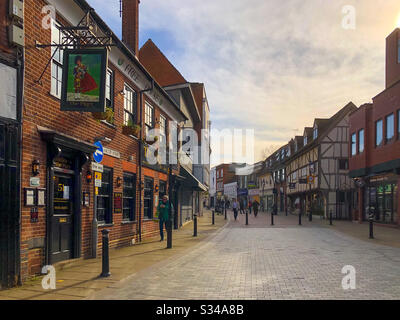 Blick auf die Peascod Street in Windsor, Großbritannien. Es ist leiser als oder al wegen der sozialen Distanzierung infolge der Coronavirus Pandemie. Stockfoto