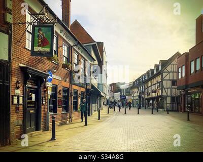 Blick auf die Peascod Street in Windsor, Großbritannien. Aufgrund der sozialen Distanzierung infolge der Coronavirus-Pandemie ist es leiser als wir sonst. Stockfoto