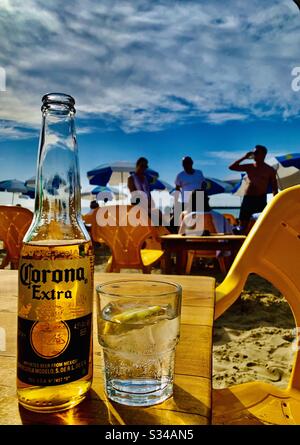 Eine Flasche kaltes Corona-Bier am Strand. Stockfoto