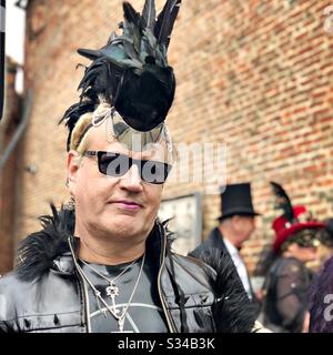 Person in einem kreativen Kostüm während einer Cosplay-Veranstaltung. Whitby Goth Weekend. Portrait von Leder Goth man Stockfoto