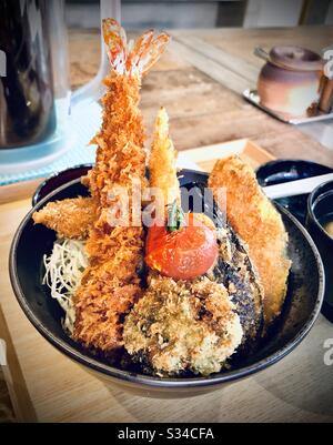 Sehne, Reisschüssel mit Tempura i. Japan Stockfoto